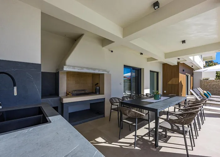 Luxury Del Sol - Heated Pool & Hot Tub Premantura