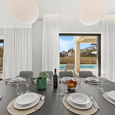 Luxury Del Sol - Heated Pool & Hot Tub Villa *