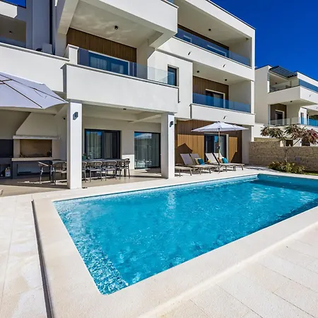 Luxury Del Sol - Heated Pool & Hot Tub Premantura