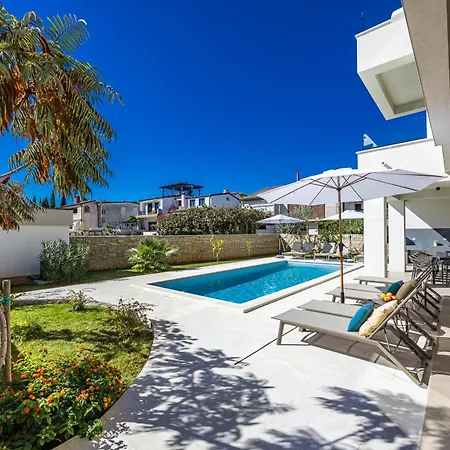 Luxury Del Sol - Heated Pool & Hot Tub Premantura