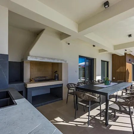 Luxury Del Sol - Heated Pool & Hot Tub Premantura