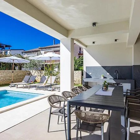 Villa Luxury Del Sol - Heated Pool & Hot Tub Premantura